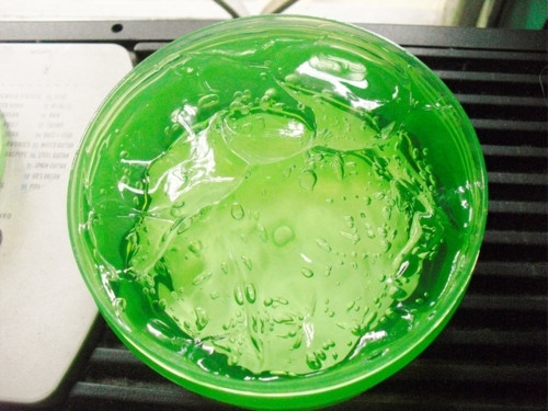 Bạn có thể cho thêm gel lô hội hoặc hoặc kem dưỡng ẩm để giảm ngứa da trong quá trình cạo. Không bao giờ sử dụng dao cạo râu mà không có gel dưỡng ẩm khi cạo lông vùng kín, vì nó có thể khiến da bị kích thích và trở nên nhạy cảm hơn.