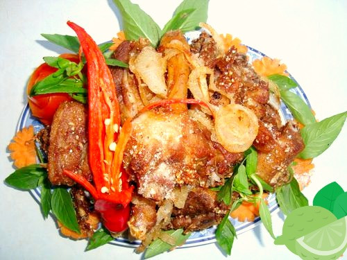 Quán vịt Linh Đàm. Địa chỉ: Đường 30 – Bắc Linh Đàm – Hoàng Mai – Hà Nội. Vịt nướng ở đây làm khác kiểu. vịt không để cả con hay nửa con mà chặt thành từng miếng, tẩm ướp gia cho đầy đủ, ngấm đều sau đó mới xếp vào vỉ nướng trên than hoa. Nhờ đó miếng thit nào cũng đều màu, dậy mùi thơm đặc trưng của gừng, sả, ăn giòn tan thích thú. Nước chấm tại đây pha tương đối chuẩn cay cay, mặn mặn, chua chua…