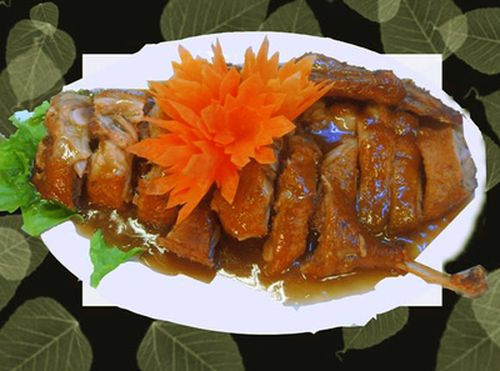 Vịt áp chảo 217 Kim Mã. Vịt áp chảo nơi này không chỉ được đánh giá là thịt mềm ngon mà còn ăn điểm nhờ loại nước sốt ngọt ngọt, đậm đậm mà ai thưởng thức một lần cũng mê ngay. Không ít khách ăn vịt áp chảo là có bài xin thêm bát nước sốt để chấm vịt cho đã miệng. Vịt áp chảo cũng là món khai vị hot nhất tiệm. Giá vịt áp chảo là 75.000/đĩa nửa con, vẫn ở mức rẻ so với nhiều nơi, còn lẩu vịt thì cao hơn dao động 250.000 - 350.000 đồng/nồi.