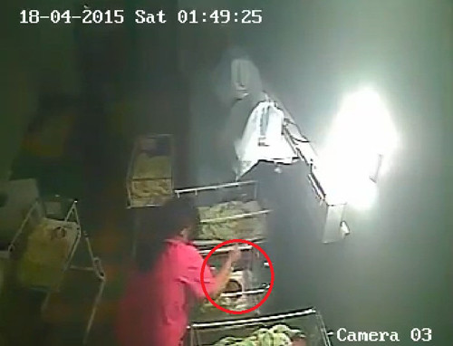 Nữ hộ sinh đánh đập bé gái 4 ngày tuổi gây phẫn nộ. Video kéo dài hơn 7 phút ghi lại cảnh nữ hộ sinh đánh đập một bé gái 4 ngày tuổi ngay trong phòng dành riêng cho trẻ sơ sinh của bệnh viện, khi bé thức dậy và khóc. Vụ việc xảy ra khoảng 2h ngày 18/4 tại bệnh viện Sofia Med, Bulgaria. Nữ hộ sinh sau đó bị bắt giữ và bị truy tố về tội cố ý giết người. Em bé bị đánh trong tình trạng nguy kịch và được chuyển sang một bệnh viện khác chăm sóc cẩn thận.