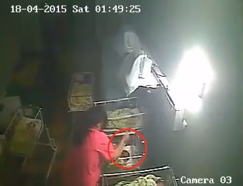 Nữ hộ sinh đánh đập bé gái 4 ngày tuổi gây phẫn nộ. Video kéo dài hơn 7 phút ghi lại cảnh nữ hộ sinh đánh đập một bé gái 4 ngày tuổi ngay trong phòng dành riêng cho trẻ sơ sinh của bệnh viện, khi bé thức dậy và khóc. Vụ việc xảy ra khoảng 2h ngày 18/4 tại bệnh viện Sofia Med, Bulgaria. Nữ hộ sinh sau đó bị bắt giữ và bị truy tố về tội cố ý giết người. Em bé bị đánh trong tình trạng nguy kịch và được chuyển sang một bệnh viện khác chăm sóc cẩn thận.