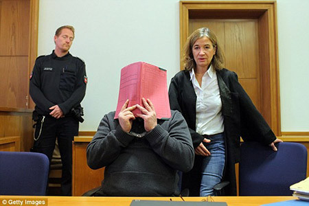 Y tá giết 150 bệnh nhân để giúp họ... hồi sinh. Hồi tháng 12 năm ngoái, y tá mất nhân tính có tên là Nils H, 38 tuổi người Đức và việc tại một bệnh viện ở thành phố Delmenhorst, bang Lower Saxony. Với hành vi mất nhân tính này, người đàn ông này đã phải hầu tòa ở thành phố Oldenburg, Đức. Cụ thể, Nils H bị cáo buộc tội tiêm thuốc độc vào cơ thể rất nhiều bệnh nhân khiến họ tử vong.