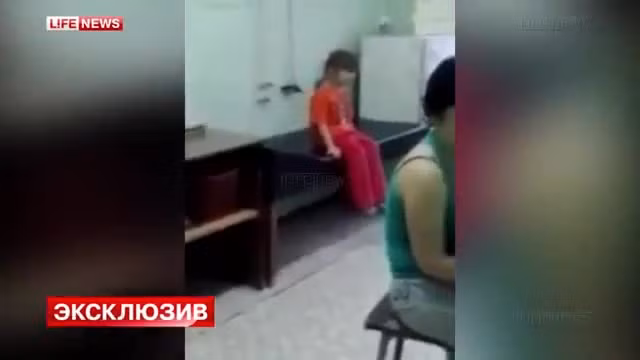  Y tá đánh bệnh nhân 6 tuổi dã man chỉ vì sợ tiêm. Trong lúc tiêm cho bé gái 6 tuổi, Lena, nữ y tá một bệnh viện ở Nga đã đánh đập em rất dã man vì cô bé này sợ tiêm, la khóc và giãy giụa. Chị gái của nạn nhân đã gửi cho cảnh sát địa phương đoạn video mà cô bé đã tình cờ nhìn thấy trong điện thoại của em mình, quay cảnh nữ y tá hành hạ bé Lena, và quyết định thông báo cho cảnh sát.
