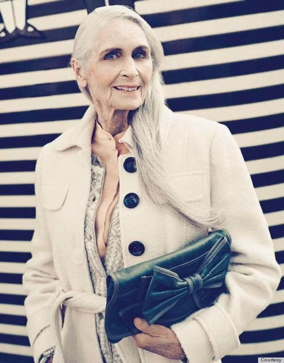 Bà Daphne Selfe. Daphne Selfe, năm nay 85 tuổi, được biết đến là người mẫu già nhất thế giới. Tham gia vào ngành công nghiệp thời trang đã được 63 năm nhưng đến nay Daphne Selfe vẫn chưa có ý định từ giã sự nghiệp.