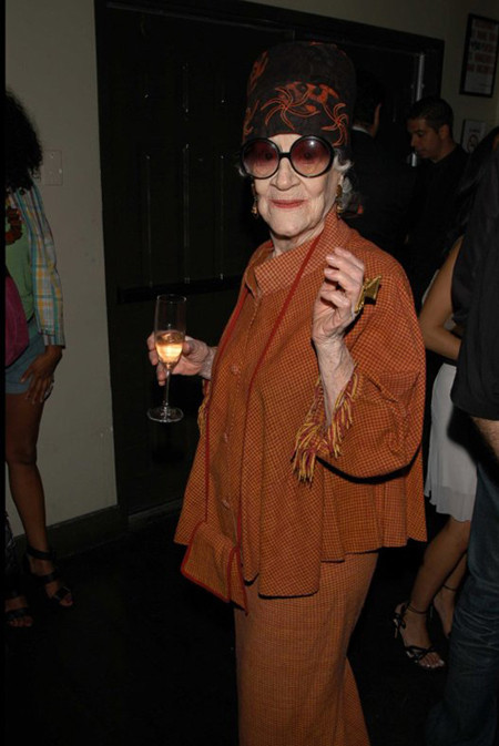 Bà Kaplan cũng được mệnh danh là "Nữ hoàng tiệc tùng" bởi niềm đam mê lớn đối với các chương trình nghệ thuật, các câu lạc bộ đêm.