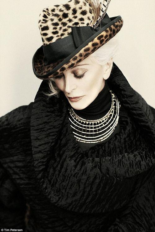 Ở độ tuổi 82, siêu mẫu mang trong mình hai dòng máu Hungary và Italy trông vẫn khá trẻ trung. Bà không ngại thừa nhận đã tiêm botox để làm căng da mặt. Tuy nhiên, bên cạnh đó, Carmen Dell'Orefice vẫn có những bí quyết chăm sóc sắc đẹp như uống nước chanh vào mỗi buổi sáng, ăn nhiều sữa chua có chứa probiotic.