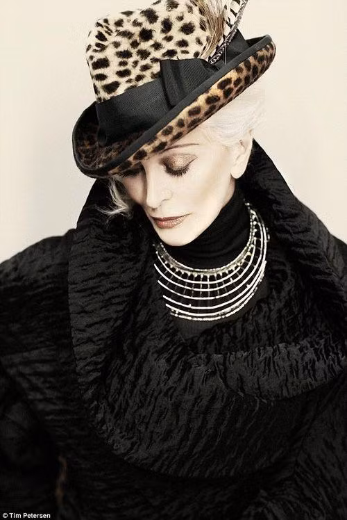 Ở độ tuổi 82, siêu mẫu mang trong mình hai dòng máu Hungary và Italy trông vẫn khá trẻ trung. Bà không ngại thừa nhận đã tiêm botox để làm căng da mặt. Tuy nhiên, bên cạnh đó, Carmen Dell'Orefice vẫn có những bí quyết chăm sóc sắc đẹp như uống nước chanh vào mỗi buổi sáng, ăn nhiều sữa chua có chứa probiotic.