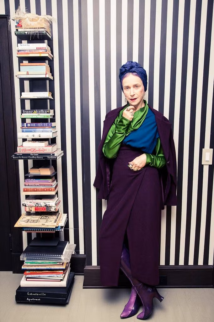 Beatrix Ost (74 tuổi). Beatrix Ost là một nghệ sĩ, một nhà văn tại NewYork. Bà Beatrix vẫn tập thói quen đọc các trang blog thời trang mới nhất. Mỗi lần xuất hiện, bà thường gây chú ý với đôi môi đỏ của mình. Quý bà thời trang luôn gây bất ngờ mỗi khi xuống đường phố, vì ở độ tuổi 74, phong cách và độ cập nhật xu hướng của bà phải được gọi là đỉnh cao.