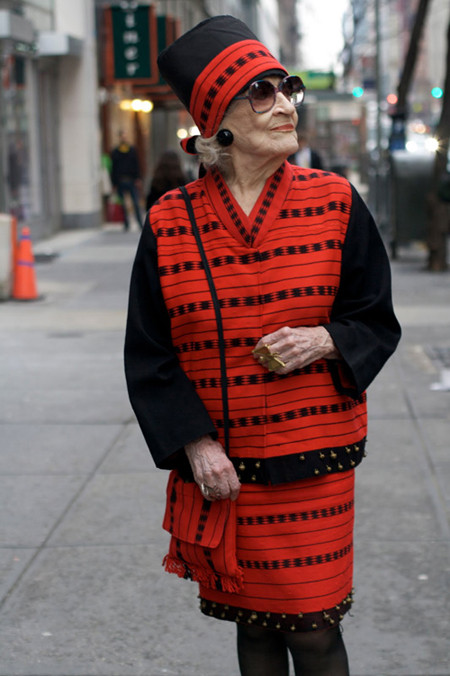 Zelda Kaplan, 95 tuổi, sống tại Mỹ là cụ bà nổi tiếng với style thời trang cực chất. Tên tuổi của bà gắn liền với những bộ quần, áo mũ đồng bộ họa tiết Châu Phi, đôi kính tròn.