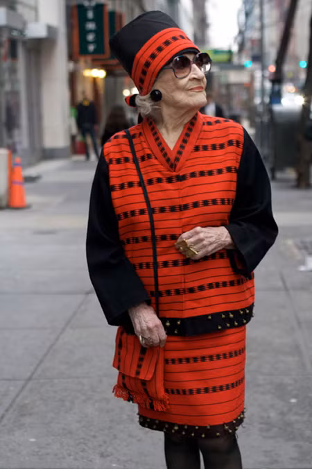 Zelda Kaplan, 95 tuổi, sống tại Mỹ là cụ bà nổi tiếng với style thời trang cực chất. Tên tuổi của bà gắn liền với những bộ quần, áo mũ đồng bộ họa tiết Châu Phi, đôi kính tròn.