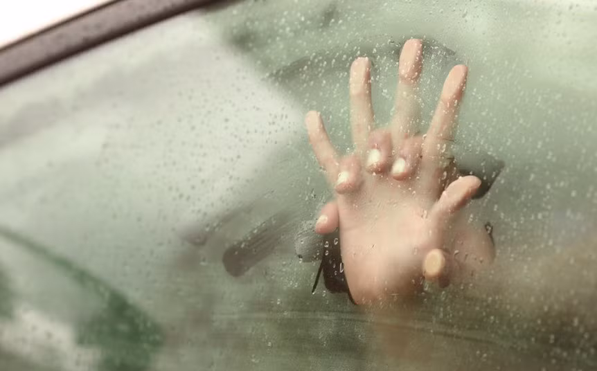 Nàng có những tưởng tượng tình dục "biến thái". Theo khảo sát của tạp chí Women's Health, 56% phụ nữ tưởng tượng làm chuyện ấy với đồng nghiệp. Ngoài ra, họ còn có những ý tưởng tình dục kỳ quái như sex ở nơi công cộng, quay lại clip...Và chắc chắn, họ sẽ không bao giờ để lộ những suy nghĩ này với nửa kia của mình.