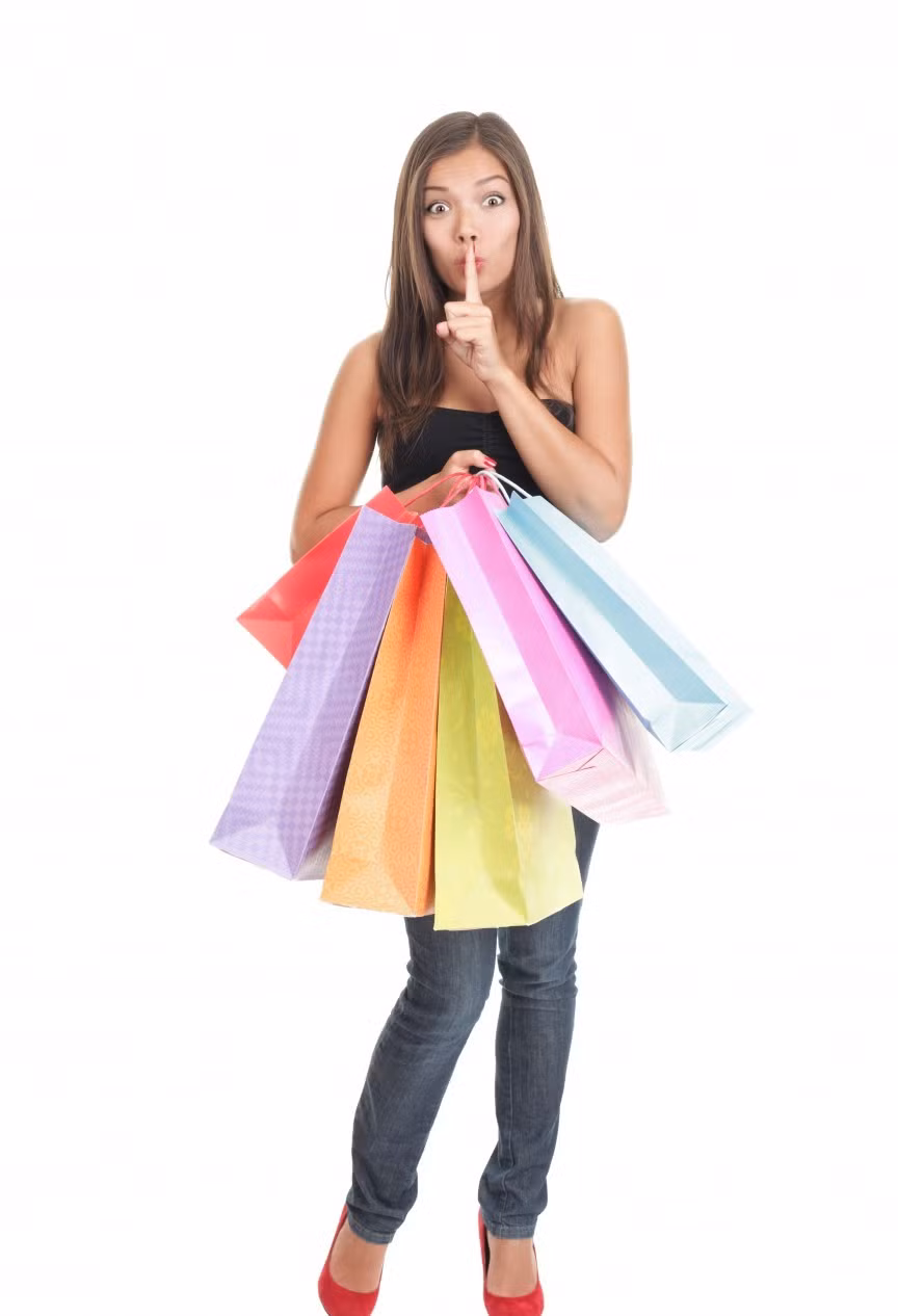 Tiền/mức độ chi tiêu. Theo một nghiên cứu được thực hiện bởi tạp chí Marie Claire, 1.500 phụ nữ tuổi từ 20-40 được hỏi về sự trung thực của họ khi nói đến mua sắm. Kết quả thu được khá sốc, 80% những phụ nữ thừa nhận rằng quần áo và giày mới mua là thứ họ luôn giữ bí mật với nửa kia của mình. Thực tế, phụ nữ không tiết kiệm như đàn ông nghĩ. Có rất nhiều phụ nữ có tài khoản bí mật mà nửa kia của họ thậm chí không biết.