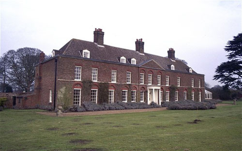 Trước đó, công chúa Hoàng gia và anh trai được bố mẹ đưa về khu dịnh thư riêng Anmer Hall nằm tại một ngôi làng ở hạt Norfolk, miền đông nước Anh.