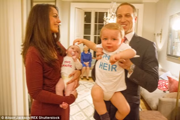 Jackson khoe với phóng viên bức ảnh dàn dựng chụp gia đình hạnh phúc của Hoàng tử và Công nương Anh.