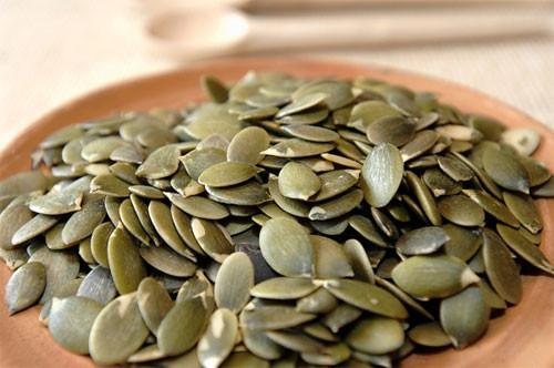 Hạt bí. Một làn da khỏe mạnh không thể thiếu kẽm vì chất này có khả năng làm dịu thương tổn, cân bằng lượng dầu trên da và trị mụn trứng cá. Kẽm có nhiều trong hạt bí – loại hạt bình dân, chị em vẫn thường dùng khi “buôn dưa lê”. Hạt bí rất lành tính, tuy nhiên bạn có thể dùng hạt hướng dương, đậu hay trứng để thay thế.