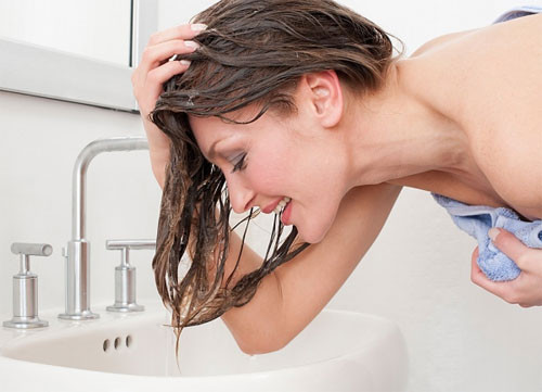 Không dùng dầu xả. Chỉ dùng riêng dầu gội dành cho thuốc nhuộm cũng không làm tóc trở nên đỡ khô xác và mất màu nhanh, bạn phải cần bổ sung dưỡng chất cho tóc khỏe mới có thể lên màu óng ả. Do đó, đừng quên mua kèm theo một chai dầu xả dành cho tóc nhuộm.