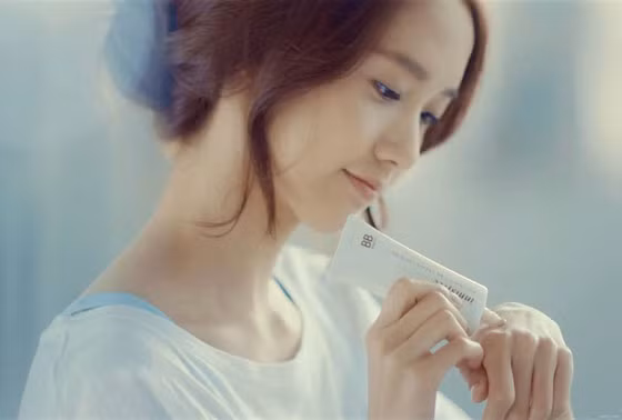 Dùng kem dưỡng ẩm không chứa dầu. Hãy đảm bảo bạn sử dụng sản phẩm dưỡng ẩm, nhưng độ ẩm không quá cao. Dưỡng ẩm càng nhiều, da càng dễ đổ mồ hôi.