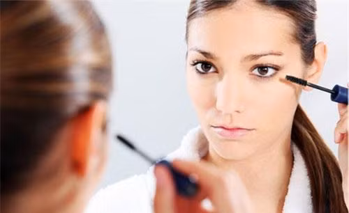 Dùng mỹ phẩm không thấm nước. Những sản phẩm trang điểm có công thức không thấm nước sẽ không làm bạn rơi vào tình trạng bị "lem luốt" vì lớp trang điểm tan chảy theo mồ hôi trong nhiều giờ liền.