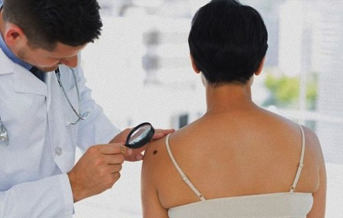 Không có tác dụng chống nắng, tăng nguy cơ ung thư da. Như chúng ta đã biết, việc dùng kem chống nắng có tác dụng giúp da chống lại các tác nhân gây ung thư từ ánh nắng mặt trời. Nếu bạn dùng phải loại kem chống nắng kém chất lượng không giúp bảo vệ da mà còn quay ngược lại tấn công da, tăng nguy cơ phát triển khối u ung thư da