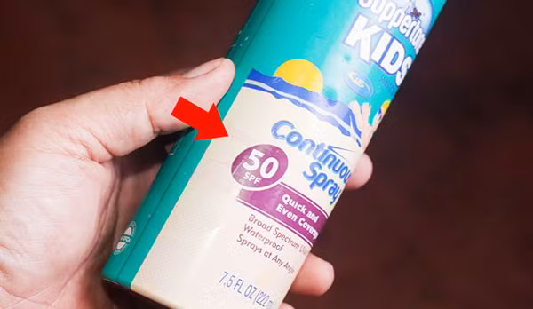 Việc chọn kem chống nắng phải hết sức thận trọng. Căn cứ vào loại da của mình là da khô hay da dầu, da lành hay da nhạy cảm và có tiền sử dị ứng với mỹ phẩm hay không. Đối với sản phẩm kem chống nắng, khi chọn cần chú ý những loại sản phẩm có độ chống nắng (chứa chất SPF-yếu tố chống ánh nắng) từ 20 trở lên.