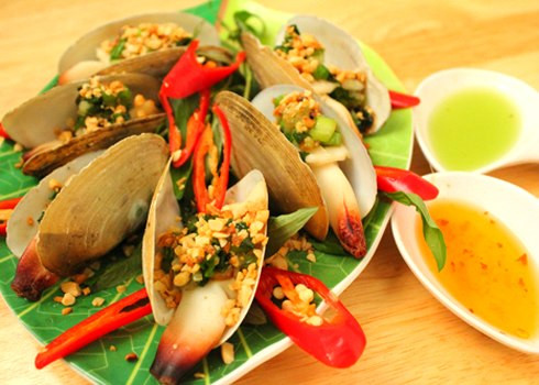 Nhà hàng Hải sản Hương Lan. Nhà hàng Hương Lan tại số 42/12 Nghĩa Dũng, gần An Dương, Tây Hồ là một trong những địa chỉ quán ngon đông khách chuyên về hải sản ngon rẻ ở Hà Nội. Giá cả khá hợp lý, không quá rẻ nhưng cũng không đắt. Đặc biệt Ghẹ tại đây to và khi ăn thì ngon hơn cua, giá 500k/kg, mỗi người 1 con ăn không hết. Quán có bảng giá rất to ghi rõ thực đơn và giá cả nên mọi người có thể tùy ý chọn đồ theo sở thích.