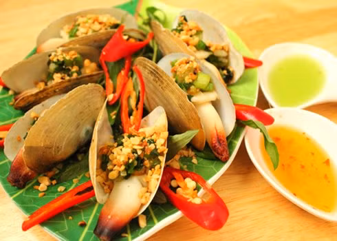 Nhà hàng Hải sản Hương Lan. Nhà hàng Hương Lan tại số 42/12 Nghĩa Dũng, gần An Dương, Tây Hồ là một trong những địa chỉ quán ngon đông khách chuyên về hải sản ngon rẻ ở Hà Nội. Giá cả khá hợp lý, không quá rẻ nhưng cũng không đắt. Đặc biệt Ghẹ tại đây to và khi ăn thì ngon hơn cua, giá 500k/kg, mỗi người 1 con ăn không hết. Quán có bảng giá rất to ghi rõ thực đơn và giá cả nên mọi người có thể tùy ý chọn đồ theo sở thích.