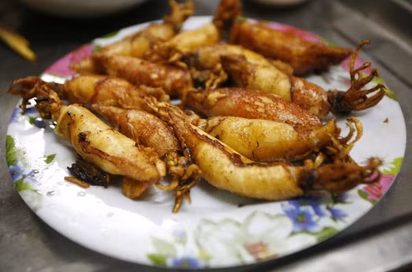 Quán hải sản 170 Quán Thánh. Quán chuyên hải sản tươi sống, có đủ các loại ngao sò ốc hến, tôm cua ghẹ tươi sống đang bơi. Giá cũng không quá đắt so với đồ hải sản thông thường. Quán còn bán cả khoai tây, khoai lang, cháo ngao, miến xào... Quán mở cửa từ 1h chiều. Ghẹ có giá khoảng 60.000đ/con, cua trứng 450.000đ/kg.