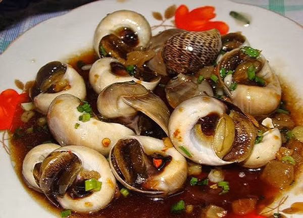 Hải sản số 2 Hoàng Ngọc Phách. Quán nổi tiếng nhất với món ốc xào me bởi màu sắc và cách chế biến đậm đà, tạo ra một hương vị rất riêng. Ngoài ra quán còn có rất nhiều món ngon khác mà bạn không thể bỏ qua như ngao hấp, ốc nướng, ngao xào…Các món ăn ở đây vừa rẻ vừa ngon nên vẫn được các bạn trẻ đánh giá là một trong những quán ốc nên đến của Hà Nội.