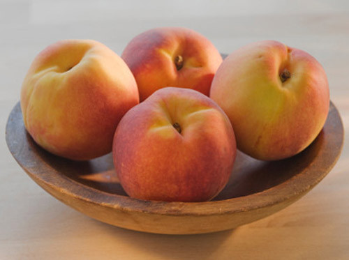 Quả đào. Đây là loại quả mùa hè có vị ngọt, tính nóng nên nếu ăn nhiều đào, bà bầu dễ bị xuất huyết. Lông ở vỏ quả đào rất dễ gây ngứa, rát cổ họng không có lợi cho mẹ bầu và thai nhi.