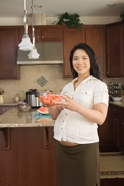 Dưa hấu. Dưa hấu thường được coi là trái cây giúp giải nhiệt trong những ngày hè nóng nực nhưng một khuyến cáo với mẹ bầu là không nên ăn dưa hấu ướp lạnh vì sẽ khiến mẹ dễ bị đau bụng. ngoài ra, vì lượng đường trong quả dưa hấu cao nên chị em không nên ăn quá nhiều đặc biệt với mẹ bầu bị tiểu đường thai kỳ.