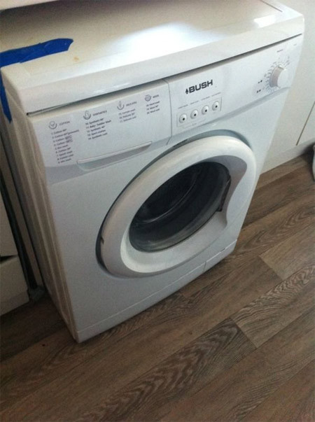 Cháu bé đã mất tích từ hôm 24/11, gia đình tìm mãi không thấy. Đến tối 27/11, mẹ bé mở chiếc máy giặt lâu ngày không dùng đến, mới bàng hoàng khi thấy bé chết trong đó từ bao giờ. Trên người bé đầy máu và không mặc quần áo.