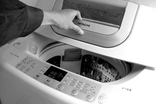 Nhiều cửa máy giặt để lâu ngày, xanh màu nấm mốc độc hại và vi khuẩn gây bệnh. Nước tích tụ phía sau vòng đệm, bình thường, người dùng sẽ không phát hiện được điều này, nhưng mỗi khi đóng, mở cửa máy giặt bạn có thể hít phải hàng chục nghìn bào tử nấm mốc độc hại, thường là loại nấm mốc Cladosporium. Ngoài việc nhiễm nấm mốc qua đường hô hấp, người dùng còn có thể bị bệnh qua da khi chạm tay vào cửa máy giặt sau đó không rửa tay.