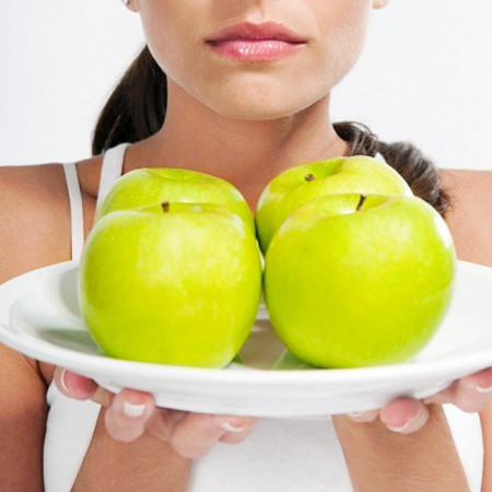 Ăn hoa quả thay cơm. Cơ thể chúng ta mỗi ngày cần khoảng 50 loại chất dinh dưỡng, đặc biệt là cần khoảng 65g protein, trên 20g chất béo/ngày để duy trì sự sống, làm mới và tái tạo cho các cơ quan, tế bào. Hoa quả chứa hàm lượng nước trên 85%, protein không đến 1%, hầu như không có chất béo vì vậy, hoa quả mặc dù ngon miệng nhưng chỉ có thể làm dinh dưỡng bổ sung, không nên ăn quá nhiều.