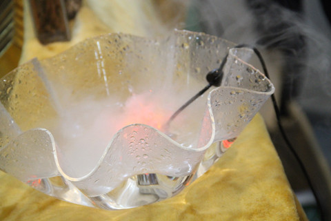 Sử dụng máy tạo độ ẩm trong phòng dùng điều hòa để phòng viêm mũi họng cho bé. Không khí khô chính là nguyên nhân chính gây khô và viêm mũi. Sử dụng máy tạo độ ẩm sẽ giúp mũi của trẻ không còn bị khô và hoạt động tốt hơn.