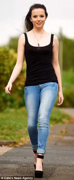 Gai tre nghien rang chiu dau keo dai chan lam dep-Hinh-2