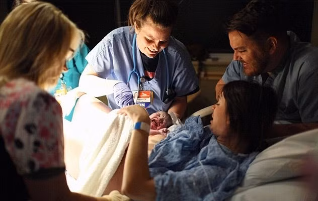 Công việc của nhiếp ảnh gia này là chụp ảnh ca sinh nở do gia đình sản phụ thuê, sau đó sẽ chỉnh sửa ảnh và chia sẻ tất cả quá trình sinh nở này lên Instagram tại địa chỉ #InstaBirthStory sau khi nhận được sự đồng ý của sản phụ và gia đình.