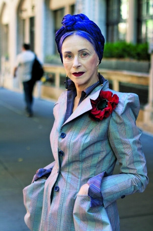 Style ăn mặc mà quý bà 74 tuổi này hướng đến là cổ điển kiểu quý tộc, và được nhấn nhá trẻ trung hơn bằng những món phụ kiện màu sắc.