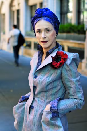 Style ăn mặc mà quý bà 74 tuổi này hướng đến là cổ điển kiểu quý tộc, và được nhấn nhá trẻ trung hơn bằng những món phụ kiện màu sắc.