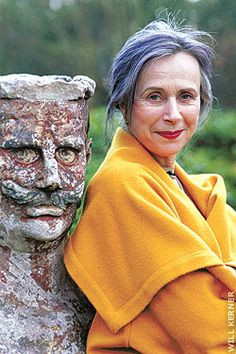 Bà khuyên, phái đẹp nên đầu tư vào các trang phục thiết kế, và chúng phải hợp với mình, để thể hiện phong cách riêng.