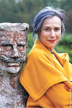 Bà khuyên, phái đẹp nên đầu tư vào các trang phục thiết kế, và chúng phải hợp với mình, để thể hiện phong cách riêng.