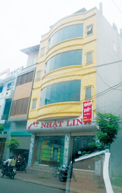 Bác sĩ Dương Vũ Hùng, Khoa Hồi sức tích cực - Bệnh viện đa khoa tỉnh Vĩnh Phúc cho biết: Bệnh nhân Lan vào điều trị tại khoa ngày 21/5/2012 (trước đó nằm điều trị tại Khoa Truyền nhiễm) trong tình trạng bỏng rát, rộp, bong da toàn thân. Ảnh: Trung tâm thẩm mỹ viện Ngọc Linh, nơi xảy ra vụ việc.