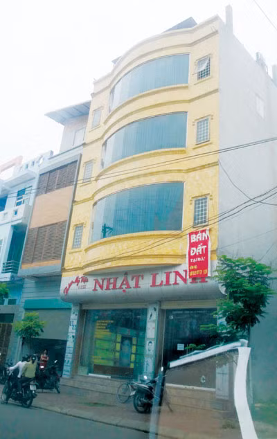 Bác sĩ Dương Vũ Hùng, Khoa Hồi sức tích cực - Bệnh viện đa khoa tỉnh Vĩnh Phúc cho biết: Bệnh nhân Lan vào điều trị tại khoa ngày 21/5/2012 (trước đó nằm điều trị tại Khoa Truyền nhiễm) trong tình trạng bỏng rát, rộp, bong da toàn thân. Ảnh: Trung tâm thẩm mỹ viện Ngọc Linh, nơi xảy ra vụ việc.