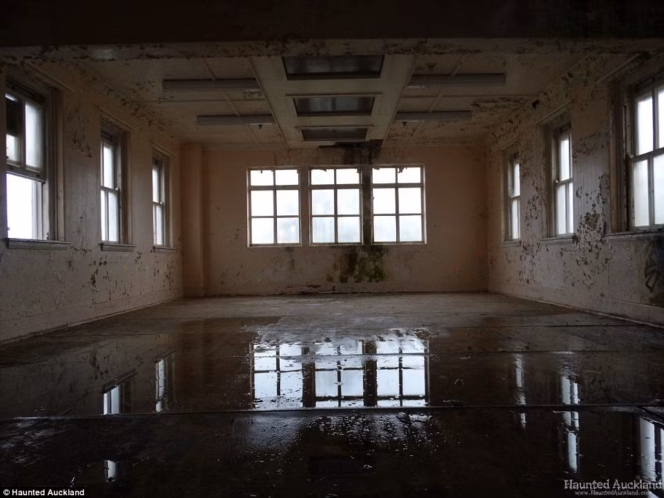 Một số nhân chứng cho biết, họ đã thấy các y tá đánh chết một cậu bé 11 tuổi chỉ vì đã ăn cắp bánh mỳ.