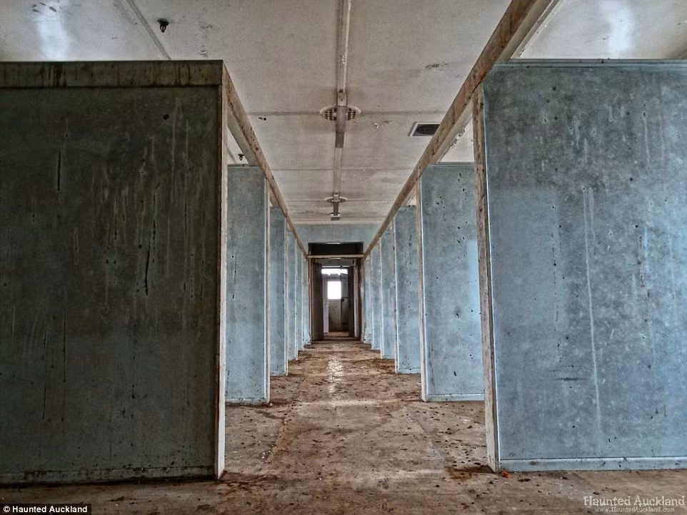 Khung cảnh hoang vắng bên trong bệnh viện.