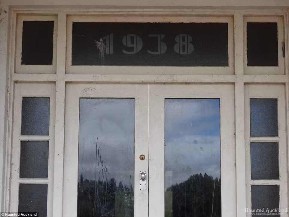 Bệnh viện tâm thần bỏ hoang này nằm giữa một trung tâm an ninh và nhà xác. Nó bị đóng cửa sau một cuộc cải cách hệ thống y tế sâu rộng của Chính phủ New Zealand.