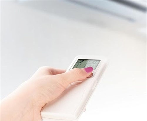 Bật điều hòa cho con 24/24. Bật điều hòa cả ngày sẽ khiến không khí tù đọng, không tốt cho sức khỏe và hệ hô hấp của trẻ. Mỗi ngày, ít nhất mẹ phải 2 lần tắt điều hòa, mở hết các cửa, dùng quạt đuổi hết không khí tù đọng ra ngoài, đồng thời kết hợp đón ánh nắng vào phòng càng nhiều càng tốt.