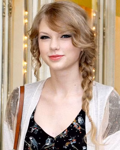 Tóc tết lệch cổ điển. Kiểu tóc tết theo cách đơn giản gọn gàng này sẽ là một cứu cánh tuyệt vời cho bạn mỗi khi phải ra ngoài vào lúc trời nắng nóng. Với phần đuôi tóc được tết gọn gàng sẽ giúp bạn mát mẻ. Hơn thế nữa, kiểu tóc tết sau gáy này lại luôn đảm bảo được sự gọn gàng, nữ tính và duyên dáng ngay cả khi bạn mặc hay cởi áo chống nắng nhiều lần.