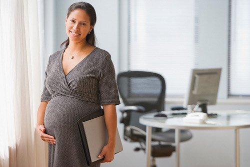 Vào ngay phòng điều hòa nhiệt độ thấp. Việc di chuyển đột ngột từ môi trường có nhiệt độ cao sang môi trường có nhiệt độ thấp sẽ gây choáng cho cơ thể. Hơn nữa, khi vào phòng điều hòa nhiệt độ thấp, không đủ nhiệt độ để mồ hôi bốc hơi, mồ hôi dễ ngấm ngược lại gây ra cảm lạnh. Nguy hiểm hơn, việc các mạch máu bị co đột ngột dễ dẫn đến tăng huyết áp và nguy cơ đột quỵ.