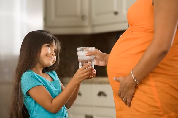 Uống nước đá quá nhiều. Nếu bà bầu uống nước đá, mồ hôi không tiết ra ngoài, đọng lại trong cơ thể gây bất lợi cho việc lưu thông máu. Mùa hè, bạn nên uống nhiều nước lọc hoặc các loại nước hoa quả sẽ giúp giải nhiệt tốt hơn. Mặt khác, trong nước lạnh, các phân tử nước bị tích lại và vô cùng khó thấm vào tế bào, nên dù có uống nước lạnh thì cơ thể vẫn rất khát.