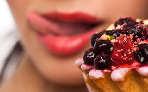 Thèm ăn, đặc biệt là đồ ngọt. Khi cơ thể thiếu nước, cơ thể bạn khó hấp thụ các chất dinh dưỡng, đặc biệt là ở chức năng của gan. Gan sử dụng nước để phát hành một số glycogens và các thành phần khác để tạo thành năng lượng của cơ thể. Vì vậy, nếu cơ thể bị mất nước, nguồn năng lượng tạo ra không đủ và bạn sẽ liên tục cảm thấy thèm ăn (để bổ sung năng lượng) và cơn thèm ăn đồ ngọt là phổ biến hơn cả.